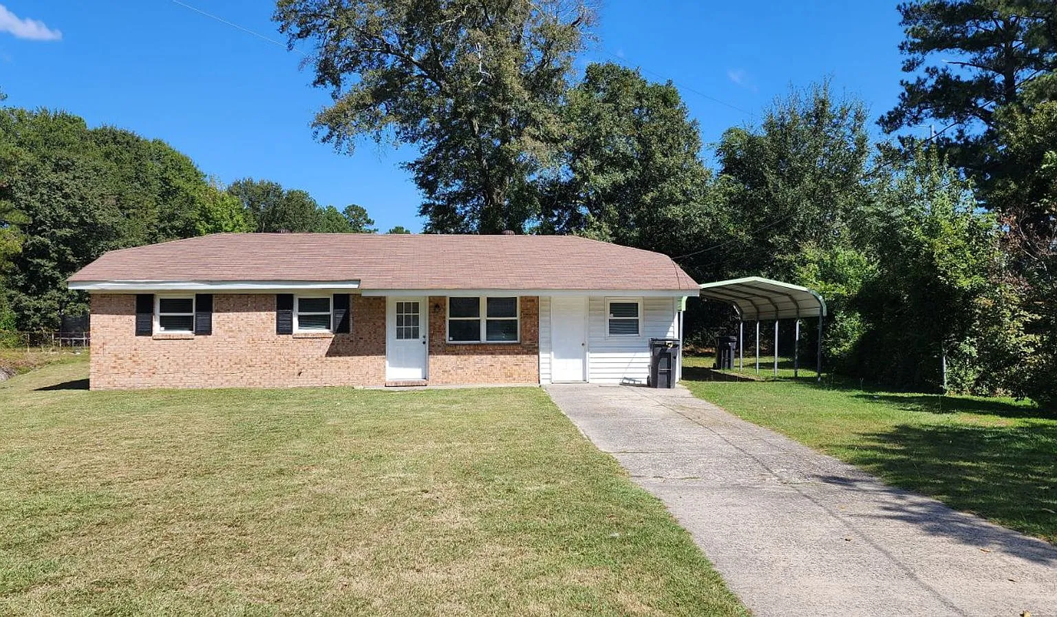 1809 Cheryl dr is a 4/2 Cute house new floors and paint near Ft Gordon — Photo 1