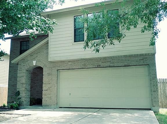 2nd image of 610 Whispering Hollow Dr