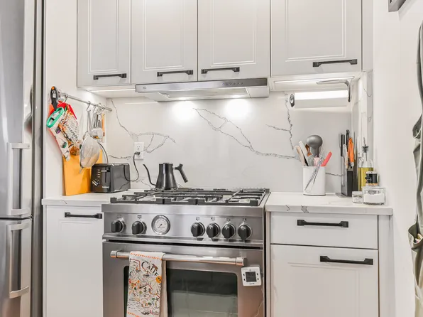 627 De Kalb Avenue image 3 of 19