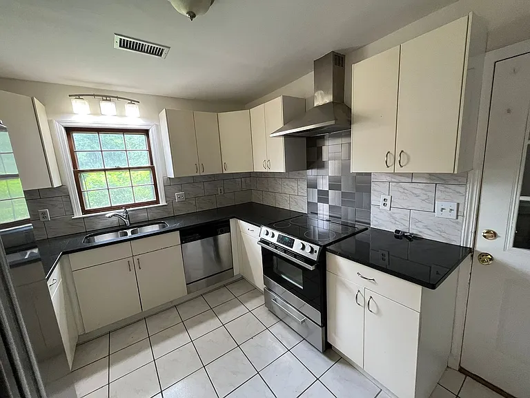 3911 Curry St — Photo 4