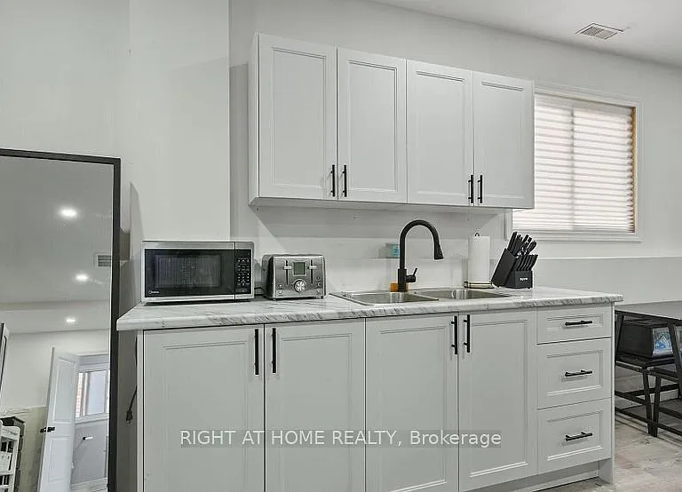 132 Dean Ave #BASEMENT — Photo 2