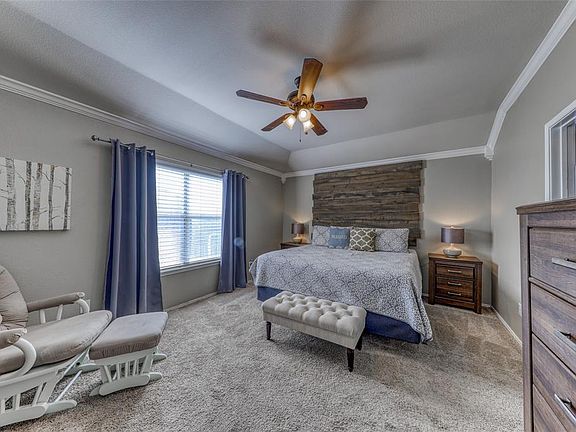 3rd image of 817 Silverbrook Dr