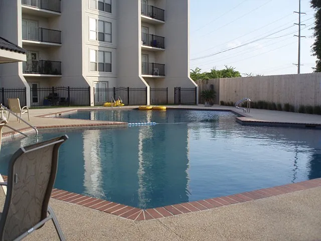 Downtown, gated complex, pool & rec center, 1BR/1BA, w/d/fridge, patio — Photo 4