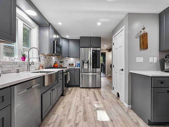 4th image of 4 Franconia Drive