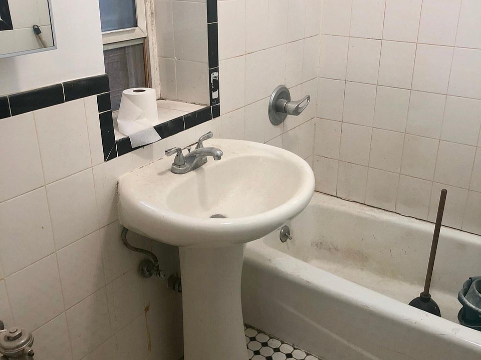 1st image of 2500 University Ave APT 3G