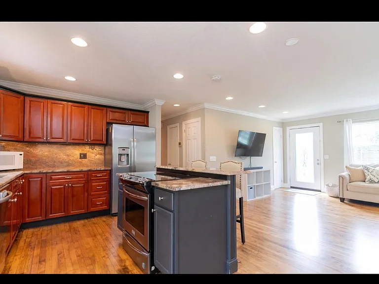 911 Crest Dr — Photo 5