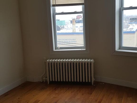 2nd image of 915 22nd St APT 5