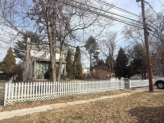 3rd image of 306 S Carol Blvd