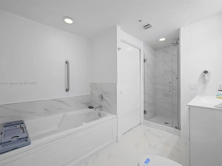 18100 N Bay Rd #708 — Photo 17