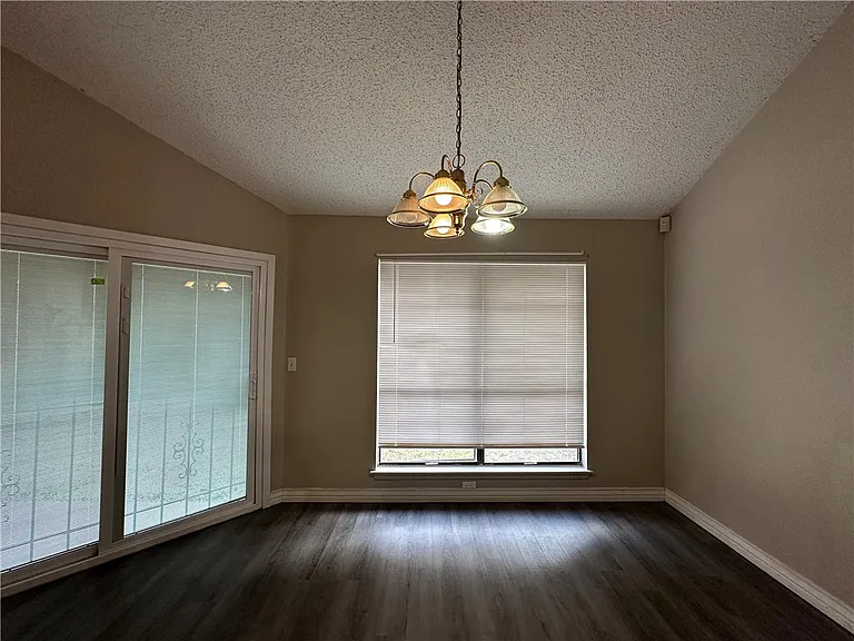 2429 Woodway Dr — Photo 12