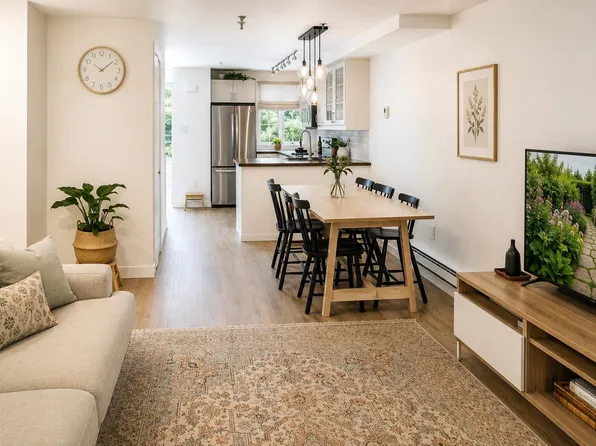 1363 Clyde Ave #112, West Vancouver, BC V7T 2W9