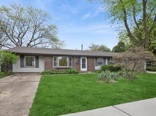 932 W Weathersfield Way, Schaumburg, IL 60193
