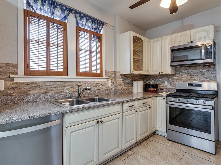 2293 Jackson Ave — Photo 24