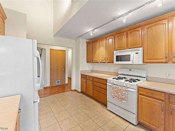 2nd image of 898 Devonwood Dr