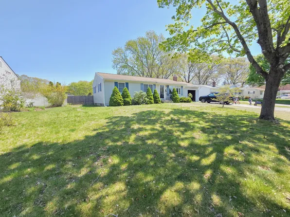 128 Moccasin Dr, Warwick, RI 02889