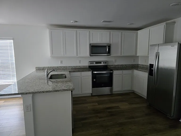 1421 Bush St W — Photo 2