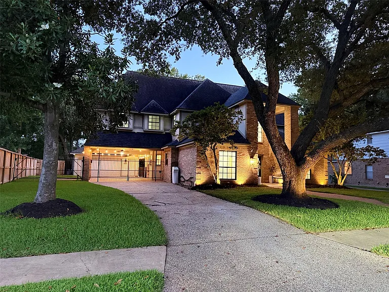 1715 Country Squire Dr — Photo 3
