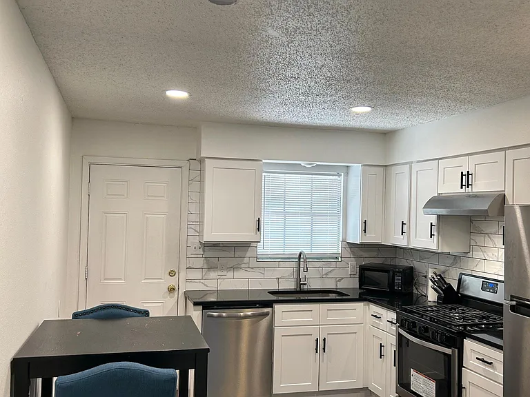 3318 Dolphin Dr #C — Photo 2