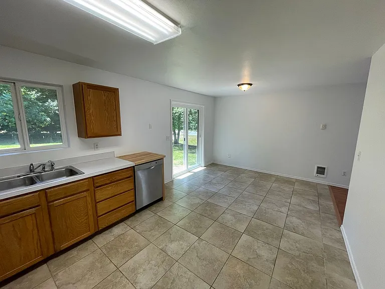 2415 Forest Park Ln — Photo 6