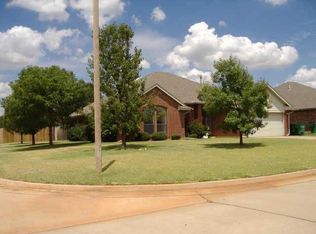 401 E Twelve Oaks Ter, Mustang, OK 73064