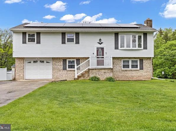 301 Hillcrest Dr, New Cumberland, PA 17070