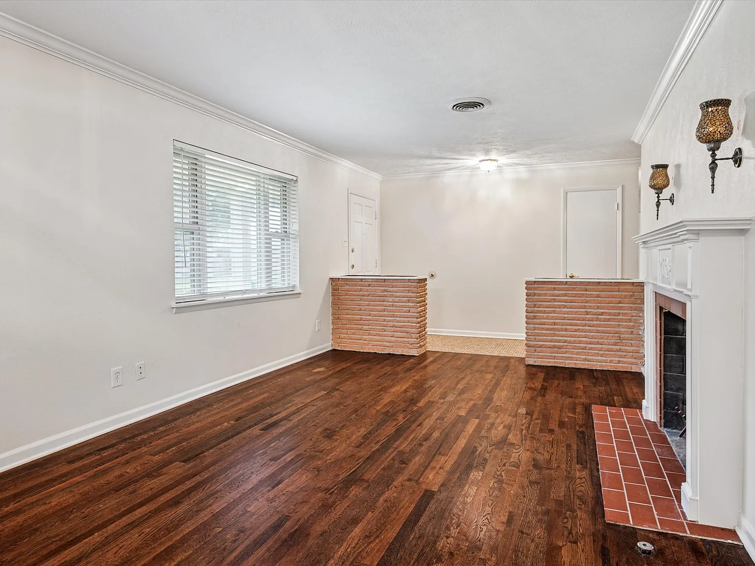 3 bed, 1889 sqft, $2,500 — Photo 2