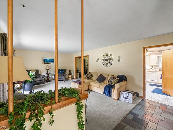 4th image of 1590 Newcastle Cir