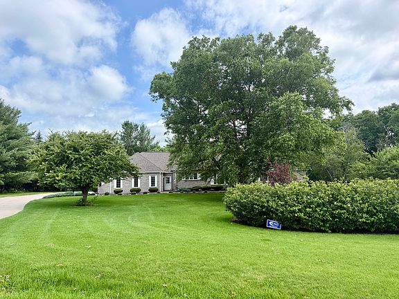 3rd image of 2202 Meadows Dr