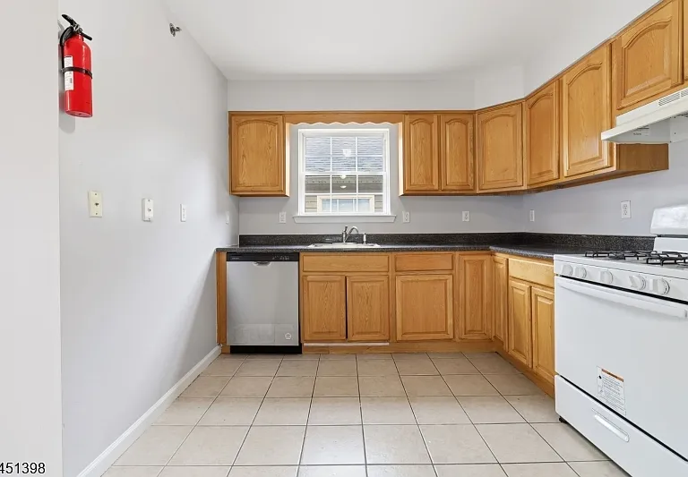 83 Farley Ave — Photo 9