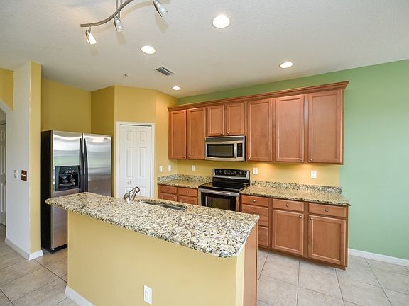 3rd image of 3716 Parkridge Cir