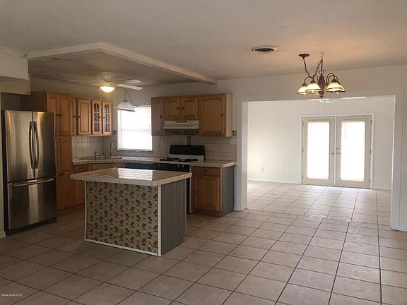 4th image of 390 S Arlington Pl