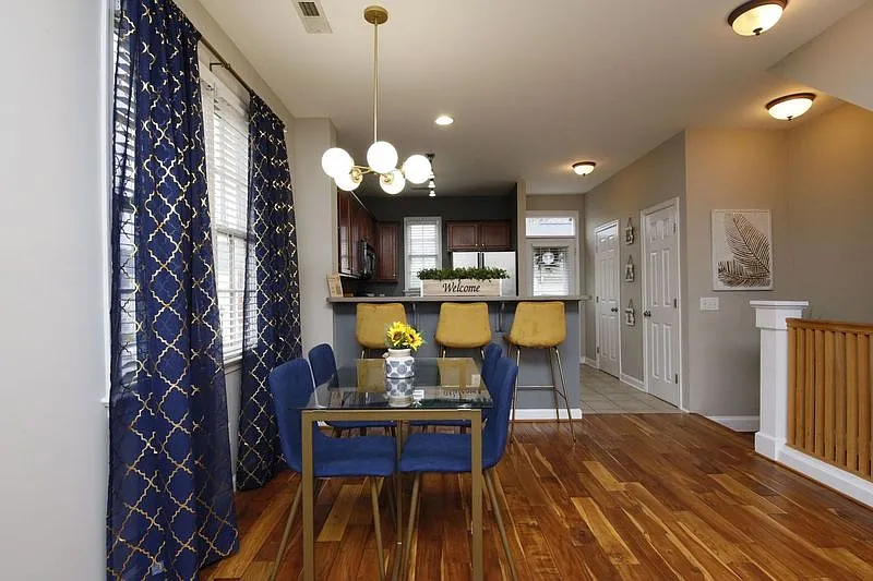 3 bed, 2.5 bath, 1800 sqft, $2,500 — Photo 2