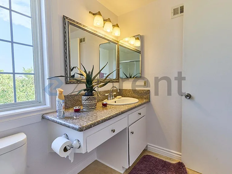 1106 S Clarence St — Photo 23