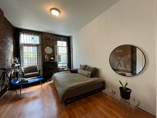 Rented by Coldwell Banker Warburg | media 3