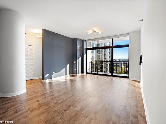 3rd image of 1322 S Prairie Ave Unit 1110