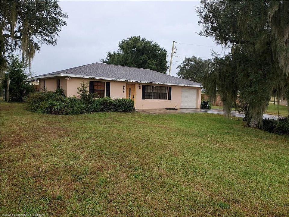 1st image of 959 Lake Dr E