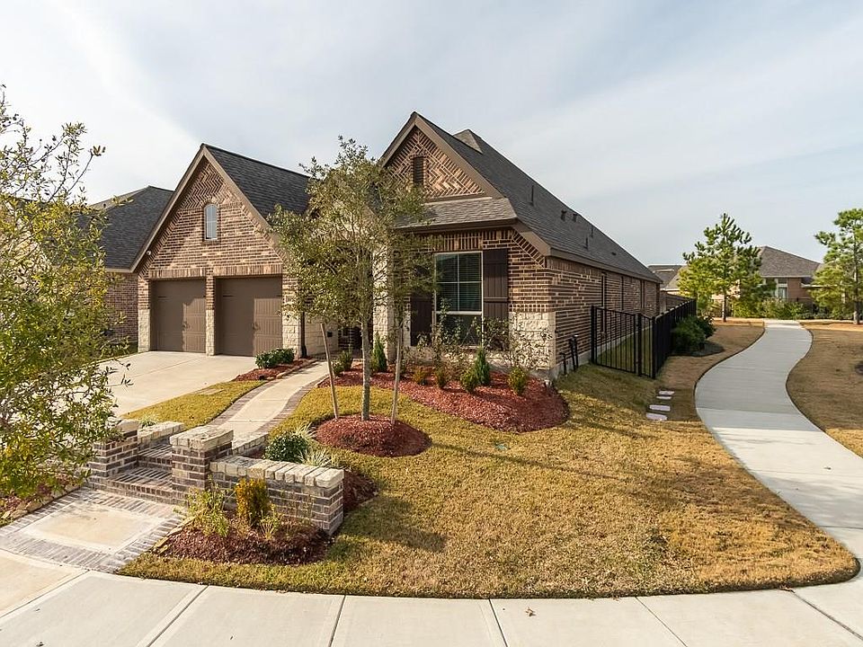 Pretty one story with stone accent backs to a walking trail for a great view. Step out and stroll to parks and playgrounds.