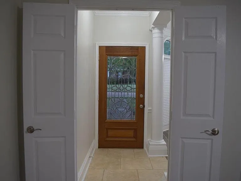 128 Eastwood Dr — Photo 2