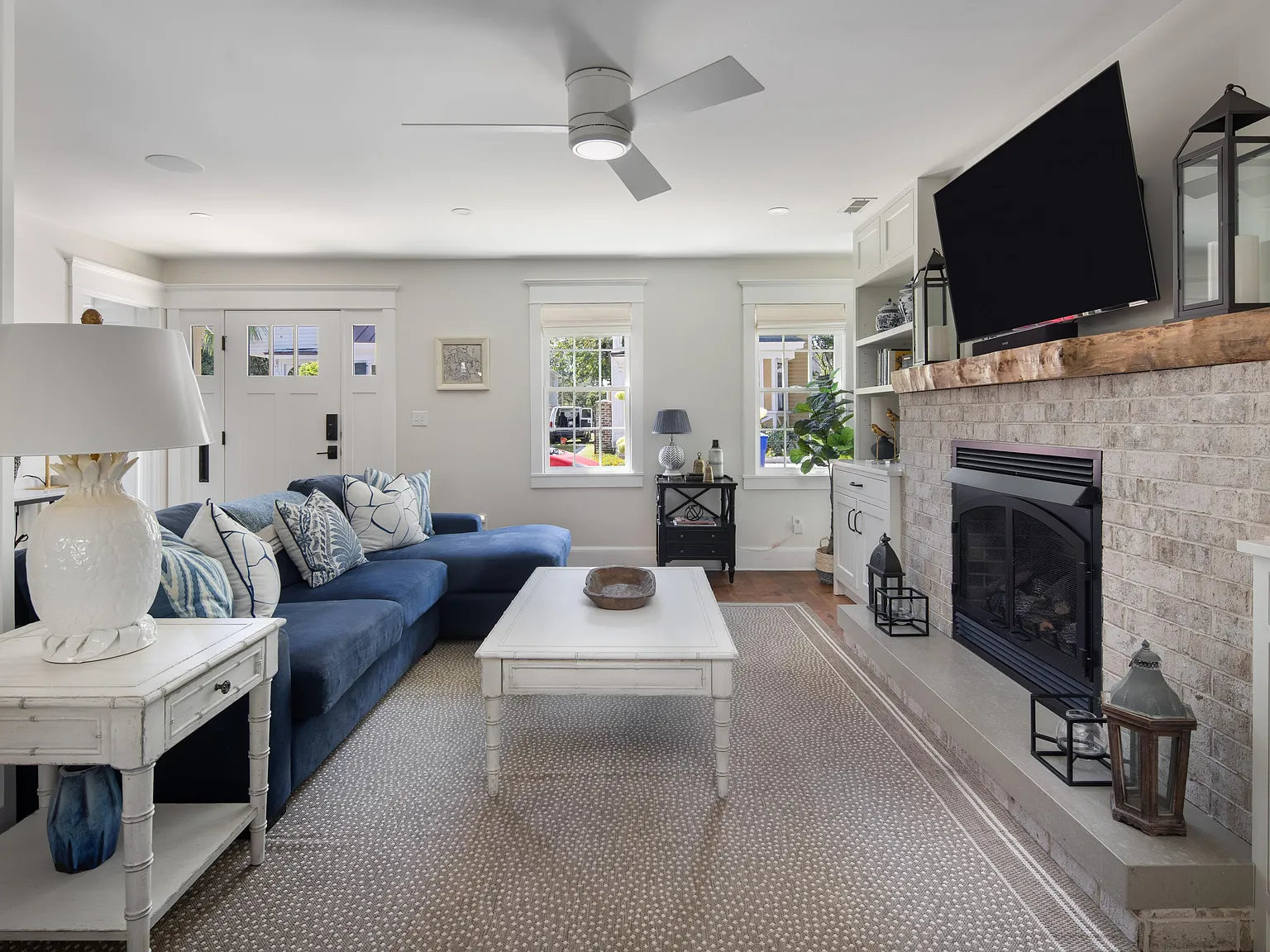 3 bed, 1820 sqft, $9,600 — Photo 2