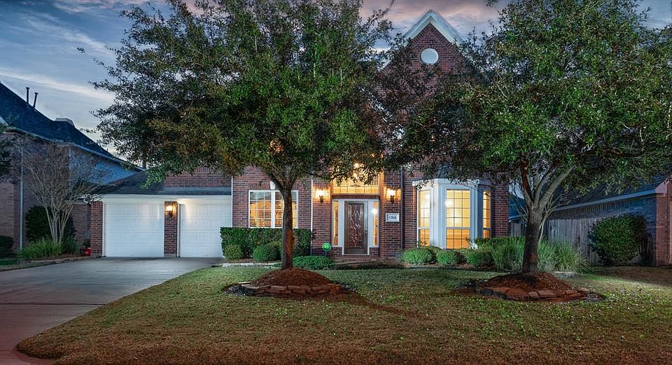 Welcome to 12818 Wandering Streams in Village Creek subdivision.