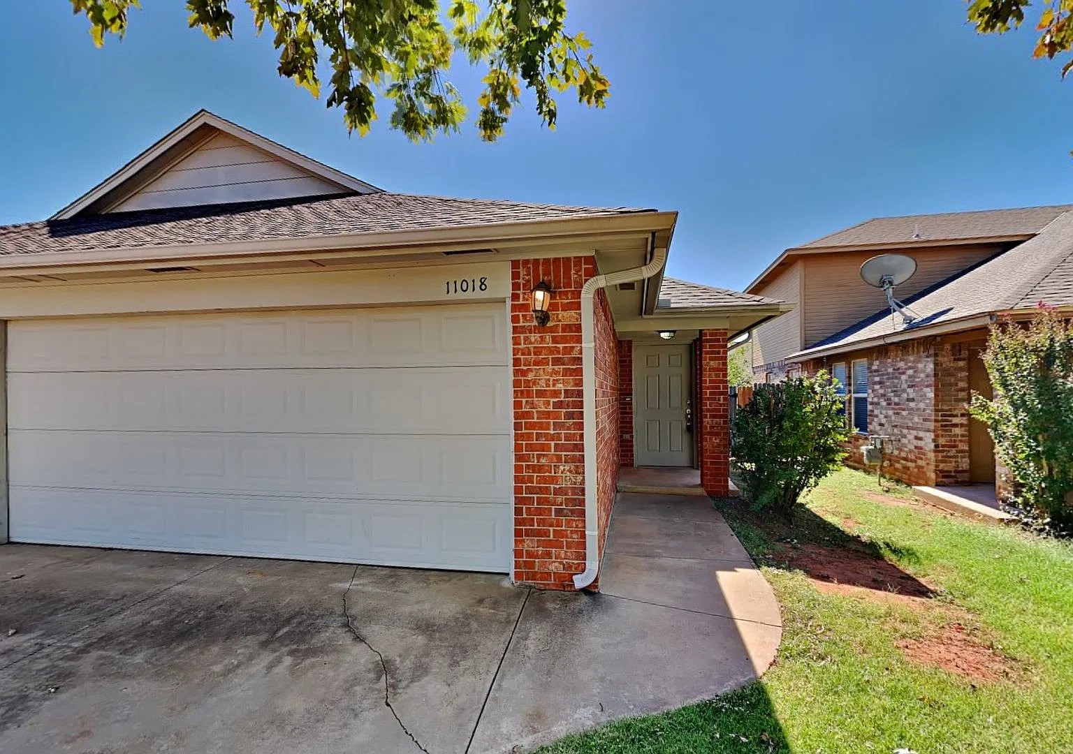 Very Nice Duplex in Gated Neighborhood Mustang Schools — Photo 1