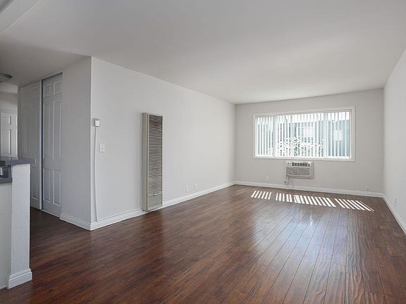 5th image of 5161 Riverton Ave #208