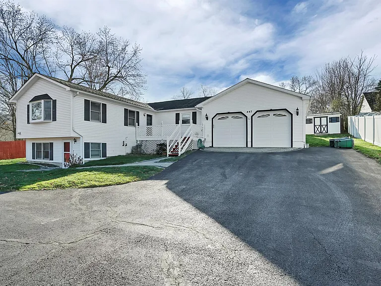 447 Clove Rd — Photo 2