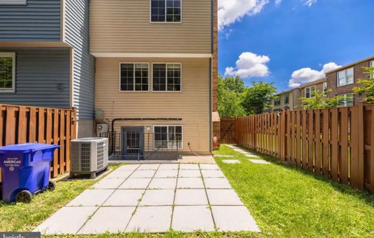 Building Photo - Heatherway Ct