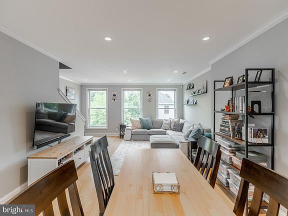 5th image of 406 Leverington Ave Unit C
