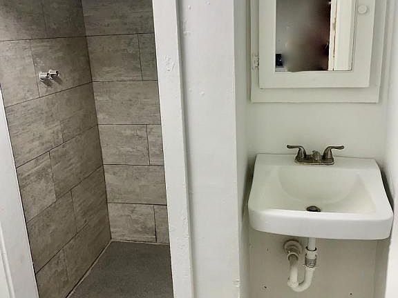 4th image of 138 7th St APT 2
