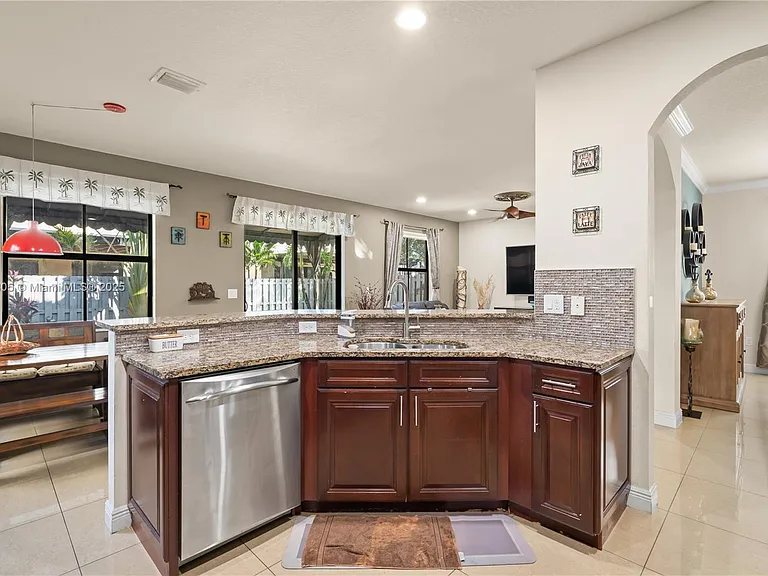 8825 NW 100th Pl — Photo 11