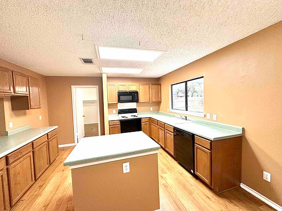 5th image of 500 Woodford Dr