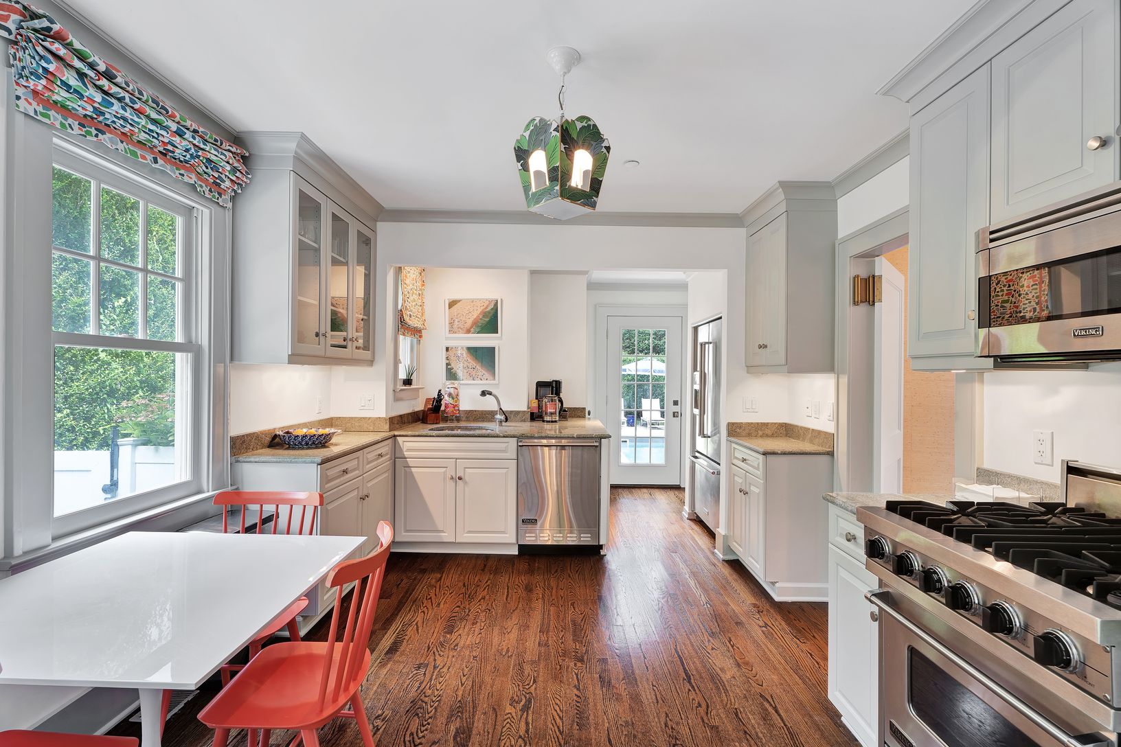  Eat-In Kitchen