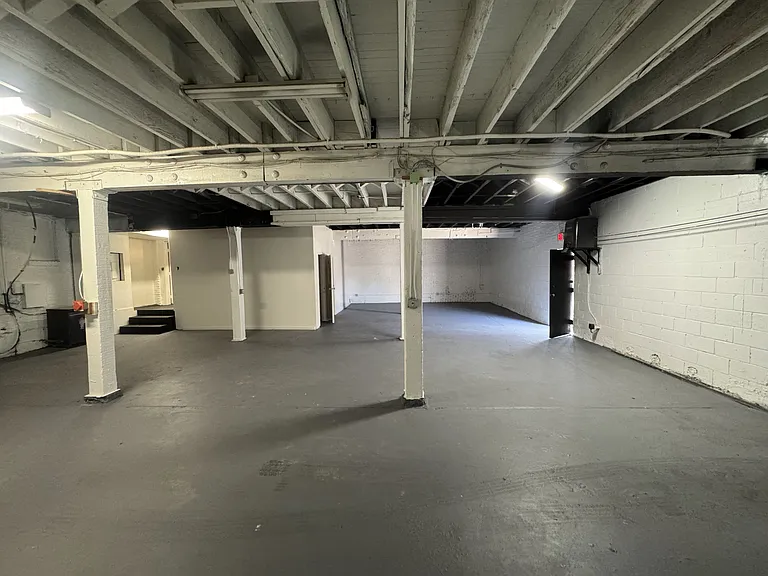 1516 E 1st St #1 — Photo 8